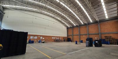 Moderna Bodega Industrial en Venta – 3.200 m² | Mosquera, Cundinamarca
Ubicada en parque industrial de alto nivel

Distribución del Área:


 
 Área libre de bodega: 2.000 m²
 
 
 Oficinas (2.º y 3.º piso): 1.200 m²
 
 
 Área total construida: 3.200 m²
 


Características destacadas:


 
 Muelle a nivel para carga y descarga
 
 
 Espacio de recepción
 
 
 Baños en cada nivel
 
 
 Área adecuada para laboratorio
 
 
 Piso industrial con resistencia de 10 toneladas/m²
 
 
 Energía eléctrica instalada: 125 KVA
 
 
 Red contra incendios
 
 
 Posibilidad de conexión a gas natural
 
 
 Oficinas amplias y luminosas con distribución flexible para adecuación según requerimientos
 


Ubicación:


 
 Localizada en Mosquera, Cundinamarca, dentro de un parque industrial con excelente infraestructura y vías de acceso
 
 
 Ideal para operaciones logísticas, industriales o de servicios especializados
 

