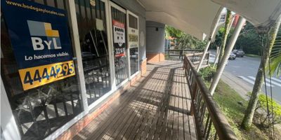 Local en mall la sebastiana excelente ubicación con terraza para mesas y sillas con 3 baños Red de gas natural puerta Vidrieras dos niveles Ideal para restaurante, comidas rápidas, exhibición muebles con un área de 170mt Esquinero exelente ubicación avenida principal con zona de parqueo 