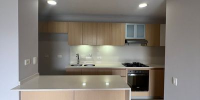 Ubicado en la exclusiva Loma de los Benedictinos de Envigado, te presentamos este hermoso apartamento de 135m2 con todas las comodidades. Disfruta de amplias y luminosas habitaciones, incluyendo 3 amplias alcobas, cocina integral, cuarto útil, ascensor, parqueadero privado y zonas comunes en la unidad.