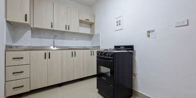 Casa primer piso en arriendo ubicada en Envigado barrio San José, frente a la iglesia de San José, con ruta del metro integrada. Consta de 4 habitaciones con closet, 2 baños cabinados, salacomedor, patio y cocina semi integral con red de gas y estufa. Se encuentra en un sector tranquilo y seguro, además está cerca de varios puntos de interés como la Universidad de Envigado, tienda D1, Parque de San José y la iglesia, restaurantes, cuenta con muy buena ruta de transporte público. 