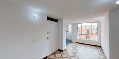 Apartamento en venta de 50m2, con vista interior, ubicado en un 5to piso , acceso por escaleras. Consta de 3 habitaciones, 2 baños, sala comedor, cocina integral y zona de lavandería. Tiene piso laminado en habitaciones y cerámico en zona social, baños y cocina. El conjunto cuenta con zonas verdes, zona para niños, salón comunal, parqueadero comunal y vigilancia privada las 24 horas. Cerca a centro comercial Gran Plaza, Prado Verde y Miraflores cerca a almacenes de cadena como Olímpica, Colsubsidio y Ara cerca a colegio Chiloé y Minuto de Dios cerca a universidad Nacional Abierta y a Distancia cerca a estación de Transmilenio San Mateo Vías de acceso por la Avenida Potrero Grande y Avenida Ciudad de Cali