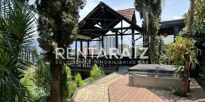 ESPECTACULAR CASA CON  HERMOSOS ACABADOS Y  EXCELENTE UBICACION  EN EXCLUSIVO SECTOR DE ENVIGADO. Puntos de referencia: a 6 minutos del centro comercial City Plaza, cerca de; bancos, restaurantes, supermercados, cine, gimnasio, iglesia, transporte publico integrado. - La casa tiene acabados tipo rustico y un increíble diseño. En el interior encontramos 3 habitaciones, deck con kiosco hermosa vista y espectacular jacuzzi, cocina tipo americana con barra , salón comedor independientes con hermosa vista campestre, estar de televisión. El jardín tiene excelente espacio de zona verde, zona de ropas con habitación del servicio. - La casa esta en un excelente punto cerca de la ciudad, parqueaderos privados, privacidad y excelente contacto con la naturaleza, la casa es independiente, cuenta con iluminación natural, doble altura y acabados rústicos en excelente estado.