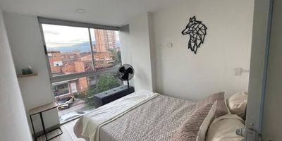 Se arrienda acogedor apartamento de 47 m en segundo piso, con 2 alcobas, totalmente amoblado y listo para habitar. Cuenta con sala-comedor, muebles, televisor, nevera, lavadora y todos los artículos de cocina necesarios para tu comodidad. Ubicado en zona estratégica, con transporte público en la puerta y cercano a la estación Floresta del metro, el Éxito de Laureles, farmacias, droguerías, restaurantes, el parque de La Floresta y el estadio Atanasio Girardot. Excelente conectividad gracias a múltiples rutas que facilitan el acceso a cualquier punto de la ciudad. ¡Ideal para quienes buscan ubicación, confort y buena movilidad!