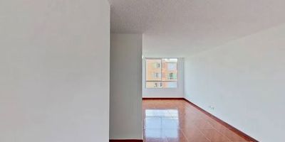 Apartamento en venta de 49m2, con vista interior, ubicado en un 5to piso , acceso por escaleras, parqueadero comunal. Consta de 2 habitaciones, 2 baños, sala comedor, estudio, cocina semi integral y zona de lavandería. Tiene piso cerámico en todas sus zonas. El conjunto cuenta con salón comunal, zona social, parque infantil, zonas verdes, zona BBQ y vigilancia privada las 24 horas. Cerca a centro comercial Mira Flores cerca a almacenes de cadena D1, Ara, Surtimax y Éxito cerca a colegio Alfonso Reyes Echandía cerca a estación de Transmilenio Terreros Vías de acceso por la Calle 75 Sur y Carrera 81.