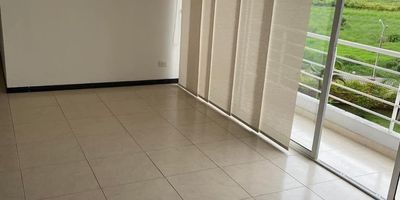 Apartamento en condominio La Rivera 
habitaciones con closet  : 3
baños : 2
parqueadero : 1 sencillo , 1 cubierto 
cocina integral con barra