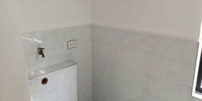 PRIMER PISO
- 2 habitaciones  
- ⁠1 Baño  
- ⁠Cocina  
- Sala - comedor 
- ⁠Parqueadero ️
- ⁠Zona de ropa  

Nota: Queda antes de llegar al conjunto llanos de Calibio