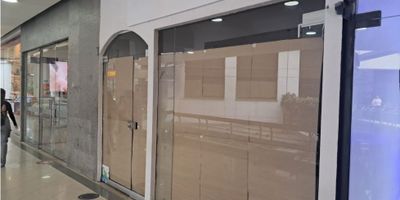 LOCAL EN VENTA CIRCUNVALAR

Ubicado en prestigioso Centro Comercial , este local de 42 m² se distingue por su fachada totalmente en vidrio, bridando máxima visibilidad y una presencia moderna y elegante. Un diseño versátil adaptándose a las necesidades de tu negocio. Se encuentra en el único centro comercial con acceso interno al hotel más exclusivo de la región, que atrae visitantes nacionales e internacionales, garantizando un flujo constante de clientes de alto perfil. Además, se encuentra en una zona privilegiada, cercana a los barrios más exclusivos de la ciudad, como Pinares, Alpes y Álamos, consolidando su potencial comercial. Un espacio estratégico para posicionar tu marca en un entorno de lujo y alta demanda.

 ¡Aprovecha esta oportunidad y agenda tu visita!
