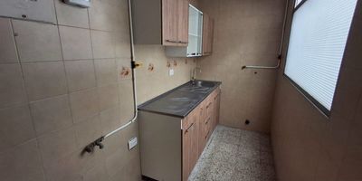Área 118 mts 3 alcobas, 2 baños, sala comedor, cocina integral, zona de ropas, balcón. 2do piso.