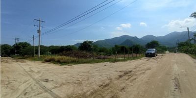 CÓD.: 921FR7403 . El Lote es medianero con medidas de VEINTIDÓS PUNTO DOS MTS DE FRENTE POR VEINTE MTRS DE FONDO, cuenta con una Topografía cuadrada Plana y un uso de Suelos Residencial Turístico, que permite la construcción de hasta Seis casas con dos Pisos de Altura más altillo  El lote está  a solo Trecientos Mts de la playa y tiene  Vista al Mar y las Montañas. Ubicado en el Sector de Bello Horizonte, Diagonal al Edificio de  Playa Dormida a dos Cuadras de la Autopista del lado de la Montaña.  Bello Horizonte cuenta  con Hoteles como el Zuana, Mercure, Irotama, Hilton, Marriot, Centro Comercial Zazue, Supermercado Olímpica, Ara y Carulla, Edificios como Two Towers y QB entre otros. SI ESTA PROPIEDAD ES DE SU INTERÉS, CONTÁCTEME Y AGENDAMOS UNA CITA. 
