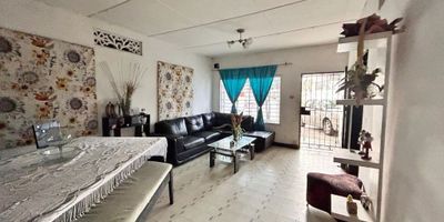 Te presentamos esta increíble propiedad que incluye dos casas independientes, perfectas para familias grandes, inversion o renta: Casa # 1 una sola planta con amplia sala, comedor, cocina tradicional, dos baños completos; Casa # 2 de dos plantas: en el primer piso consta de Parqueadero privado, Sala, comedor, cocina moderna, una habitación con baño privado, baño social, en el segundo piso: cuatro habitaciones cómodas, un baño compartido, hall de acceso, Una propiedad versátil, con amplios espacios, excelente ventilación y muchas posibilidades de uso.