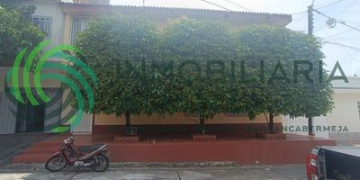 En venta  casa de dos pisos en el Barrio Pueblo nuevo de Barrancabermeja.  Cerca de la iglesia Divino Salvador y el hospital san Rafael, centro comercial san silvestre. Lote de 50mts y área construida de 100mts aprox, distribuida así,  Piso 1:  sala comedor, cocina tradicional, una alcoba con baño.  Piso 2:  Zona de ropas, estudio, dos alcobas con baño.