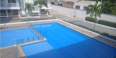 CÓDIGO 921FR8051 El Apartamento cuenta con Dos Alcobas, la principal con Baño Privado, Balcón con vista al Mar, Baño Social, Cocina Integral, Sala Comedor, Zona de Labores y Parqueadero. El Edificio cuenta con Dos Torres con parqueadero de visitantes, un centro comercial, además tiene piscina, sauna, turco, jacuzzi, gimnasio, salón de juegos, salón social, dos ascensores, y vigilancia privada y está a solo cuatro cuadras de la playa.  Se vende sin muebles, con muebles son veinte millones más. SI ESTA PROPIEDAD ES DE SU INTERÉS, CONTÁCTEME Y AGENDAMOS UNA CITA 

 

 
