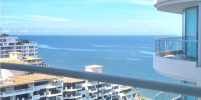 CÓDIGO 9218FR087 Ubicado en la Torre Green, Vista al Aeropuerto, Cuenta con Una Habitación con Baño Privado y Walk in Closet, Sala Comedor, Balcón, Baño social completo. Cocina Integral; Zona de Ropas y Parqueadero. El edificio cuenta con Beach-Bar, Jardines Internos, Sistema Electrónico De Seguridad C.C.T.V, Bolera, Tres Piscinas, Cancha de Squash, Pool Deck Solárium, Zona de Jacuzzis, Baños Turcos, Saunas, Indoor Playground Cocina, BBQ, Gimnasio y Muchas Más. SI CREE QUE ESTA PROPIEDAD ES LO QUE ESTÁ BUSCANDO, CONTÁCTEME Y AGENDAMOS UNA CITA
