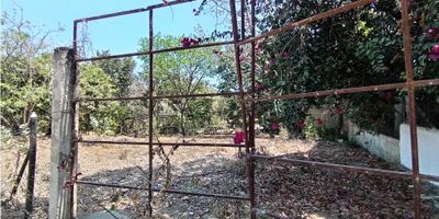 CODIGO 9218FR081 . El Lote es medianero con medidas de Treinta por Veintiocho Aproximadamente, cuenta con una Topografía Rectangular Plana y un uso de Suelos Residencial Turístico, que permite la construcción de hasta Tres casas con dos Pisos de Altura más altillo  El lote está  a solo Setecientos Mts de la playa y tiene  Vista al Mar y las Montañas. Ubicado Frente al Sector de Bello Horizonte, misma zona donde actualmente se están desarrollando dos megaproyectos de construcción: Terrabonga y Reserva del cortijo. SI ESTA PROPIEDAD ES DE SU INTERÉS, CONTÁCTEME Y AGENDAMOS UNA CITA.
