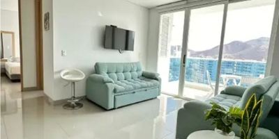 COD 9218FR077 . El apartamento está ubicado en un piso Once, cuneta con dos habitaciones y tres baños completos, Sala comedor, Cocina Integral con Pantry, Zona de labores y un balcón con vista lateral al mar y la sierra nevada de Santa Marta, cuenta además con parqueadero y deposito, Blackout y Aires Acondicionados. Cuenta con múltiples  zonas húmedas, piscinas, jacuzzis, sauna, turco, gimnasio, cancha de microfútbol, restaurantes, spa, juegos infantiles, sala cuna, zonas BBQ, salón de juegos, amplios ascensores y pasillos, son cuatro torres que se comunican y pueden disfrutar de todas las zonas sociales. El Apto se entrega amoblado. Si este apartamento es de su interés, contáctenos y agendamos una cita
