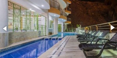 CODIGO 9218FR079 Es un apartamento que cuenta con dos entradas y  espacios independientes, tiene un aparta estudio con una alcoba con su baño privado y un baño auxiliar, sala, cocina, y balcón con vista al mar. y un aparta estudio tipo Loft con su cama abatible, cocina, zona de labores, sala comedor, un baño, balcón con vista lateral al mar y a la montaña, ambos se comunican, con la opción de que se pueden independizar. Tiene Parqueadero  y Depósito,  Ubicado a solo tres cuadras del Mar. El edificio es tipo Hotel, con Lobby, Dos ascensores, Restaurante, Piscina, Jacuzzi, Sauna, turco y Terraza Bar. SI CREE QUE ESTA PROPIEDAD ES DE SU INTERÉS, CONTÁCTENOS Y AGENDAMOS UNA CITA
