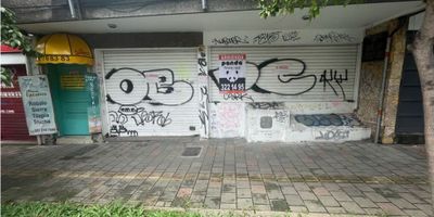 ARRIENDO LOCAL ENVIGADO-CENTRAL COD 9218530 Local en av principal Ideal para oficinas, restaurante, microempresas, exhibición, ips con 12 espacios amplios, 5 baños, patios, y un área de 350mt cerca del exito vecino 
