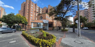 Excelente apartamento exterior, ubicado en piso octavo, iluminación natural, pisos en madera laminada y ceramica. Sala comedor en el mismo ambiente, cocina integral cerrada con zona de lavandería en el mismo ambiente, cuarto y baño de servicio, hall habitaciones, baño auxiliar completo, habitaciones con closet y principal con baño privado, cuenta con un garaje cubierto y deposito. El conjunto cuenta con vigilancia 24/7, recepción, CCTV, ascensores, 2 salones sociales, cancha squash, gimnasio, parque infantil, zonas verdes y parqueadero de visitantes. Vías de acceso Av. suba, Cl 127 y KR 55. Con cercanía a restaurantes, supermercados, Éxito, droguerías, corresponsales y al Parque Provenza y córdoba. Facilidad de transporte público.