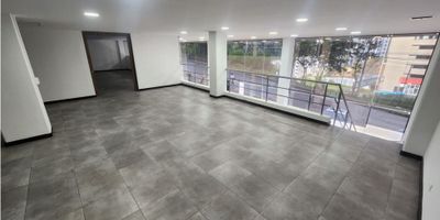 ¡Local en Arriendo en Laureles, Manizales! ??

Amplio y versátil, este local de dos niveles es perfecto para oficinas, academias, centros de servicios o negocios que requieren espacio y excelente ubicación.

Distribución Funcional:
En el primer nivel encontrarás un salón amplio, un espacio más pequeño con cafetería, dos depósitos y un baño. Al subir al segundo nivel, se abren dos salones adicionales, uno de ellos muy amplio, acompañados de dos baños y un archivador grande.

Parqueadero Privilegiado:
Cuenta con 2 garajes cubiertos y 7 descubiertos, ideal para clientes o personal de trabajo.

Ubicación Estratégica:
Ubicado en una zona comercial y residencial, con acceso pavimentado, cercano a universidades, centros médicos, parques, zonas industriales y con excelente conectividad de transporte.

¡Haz crecer tu negocio en una ubicación clave! Contáctanos para más información y agenda tu visita.


