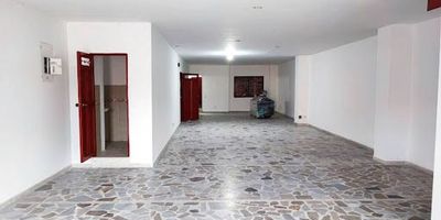 Dos bodegas ubicadas en tercer piso con posibilidad de unirse, cada una cuenta con 135 m2, dispone de 4 baños, piso en baldosa para alto tráfico, energía trifásica, 1 malacate de carga, tiene una puerta en la fachada por la cual se puede subir carga desde la calle, esta cerca de transporte público, centro comercial Florida, zona industrial y comercial, cerca de la terminal de norte y la estación del Metro Caribe. El valor del canon es más IVA