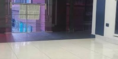 Local comercial en tercer piso con un área de 140 m². Cuenta con cocineta, baño con ducha y amplio ventanal que proporciona excelente iluminación natural. Ideal para oficinas, consultorios o servicios.