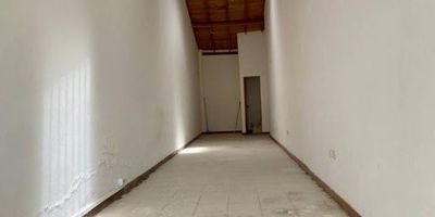 Local comercial para arrendamiento en el centro de Rionegro Antioquia, tiene una puerta vidriera ideal para vitrina, cuneta con una doble atura que se presta para el servicio de almacenamiento es ideal para empresas de producción liviana o comercio en general, comida, servicios, oficinas, almacenamiento que esperas para conocerla llámanos y te ampliamos la información.