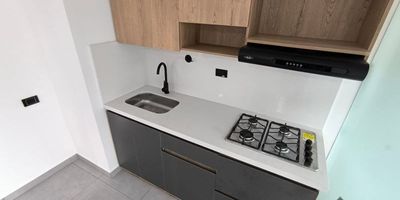 Hermoso apartamento de 55 metros cuadrados ubicado en el sector Restrepo Naranjo, Sabaneta (Ant). Cuenta con fácil acceso, una rápida movilidad con cercanía al transporte público y permite acceder a una amplia variedad de oferta comercial y educativa. Cerca a la Av. Poblado y Av. Las Vegas 
Está dividido en dos alcobas, un baño, dos closets, sala-comedor, cocina integral, balcón y zona de ropas.
El edificio ofrece, ascensor, zona de coworking, sauna, turco y jacuzzi con vistas panorámicas que permiten apreciar el entorno urbano y natural de la zona.
Observaciones: Se encuentra rentado actualmente en $1.750.000 y también cuenta con los permisos de uso de suelo y reglamento de propiedad horizontal para rentarse por estadías cortas.
¡Contáctanos al 3012021300 para programar una visita y descubre más sobre esta increíble propiedad!