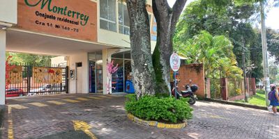 Código Interno:  13737  Ubicado en el Barrio Villa Clara
Descubre este encantador apartamento en venta. Con una superficie de 53 metros cuadrados en un tercer piso su diseño moderno y funcional te cautivará desde el primer momento. Cuenta con sala comedor, balcón, tres habitaciones (todas con closet) y dos baños, de uno de ellos dentro de la habitación principal, cocina integral, patio de ropas, tendero metálico y parqueadero comunitario. Cerca del Conjunto Porvenir, Restaurantes, Droguerías, Panaderías, super mercados y tiendas. El conjunto residencial Monterrey cuenta con zonas comunes, piscina para adultos y niños, cancha de micro, kiosco, parque infantil, zona de ejercicio, BBQ, salón social y gimnasio. El valor de la Administración es de $160.000 COP.