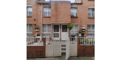 Imagina ver a tus hijos crecer jugando seguros en el parque, disfrutar de los fines de semana en familia sin salir de casa y tener el espacio perfecto para cada uno de tus sueños. Deja de imaginar y hazlo realidad en el Conjunto Ensueño Etapa 1.

 

La Casa Ideal para tu Familia: 2 Pisos, en Conjunto Cerrado y con Espacio para Crecer

 

Sabemos que buscas más que una casa; buscas un hogar. Un lugar donde construir recuerdos, sentirte seguro y ver a tu familia prosperar. Esta encantadora casa de 2 pisos es la oportunidad perfecta para echar raíces en una comunidad vibrante y segura, con todas las comodidades que tu familia merece y necesita para vivir plenamente.

 

Diseñada para la comodidad y la vida en familia, esta casa de 71.82 m² te recibe con los brazos abiertos:

 * Piso 1: El Corazón de la Casa: Un espacio acogedor que integra sala, comedor y cocina, perfecto para las reuniones familiares, las tareas de los niños y las cenas juntos. Además, cuenta con un baño social, un práctico patio de ropas y un antejardín que le da un toque especial a tu entrada.

 * Piso 2: Tu Refugio Personal: Dos habitaciones iluminadas y cómodas, ideales para el descanso de la familia. El espacio perfecto para que cada miembro tenga su propio rincón especial.

Un Hogar que Crece con tu Familia:

¡Esta casa se adapta a tus planes a futuro! No tendrás que preocuparte por mudarte cuando la familia crezca:

 * Proyecta un 3er Piso: ¿Necesitas más habitaciones? ¿Sueñas con una oficina en casa o un cuarto de juegos? La casa está lista para que construyas un tercer nivel y añadas dos habitaciones más, dándote el espacio que necesitarás mañana, sin la urgencia de pagarlo hoy.

 * Facilidad para Futuros Baños: La casa ya cuenta con las instalaciones de tuberías listas en los espacios de los closets. Añadir dos baños adicionales en el futuro será mucho más fácil y económico. ¡Una casa que piensa en todo!

Vive la Experiencia de un Club sin Salir de C