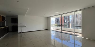 Apartamento en arriendo en en unidad cerrada ubicada en sector residencial, entorno campestre, muy tranquilo, de poco flujo vehicular, con fácil acceso a vía principal, rutas de transporte público, cerca a centros comerciales, parques, supermercados, restaurantes y conexión a gran variedad de servicios complementarios de la zona. Cuenta con piso en ceramica y madera laminada, puerta de seguridad, sala comedor, 3 alcobas con baño en la principal, cocina integral abierta tipo americano, alcoba y baño de servicio, balcon y parqueaderos independientes cubiertos.  Conjunto cerrado con ascensor y zonas sociales que inlcuyen piscina, gimnasio, salon social, parques infantiles, zonas verdes, vigilancia y porteria 24 horas y circuito cerrado de tv.  Inmuebles sujetos a verificación de disponibilidad
