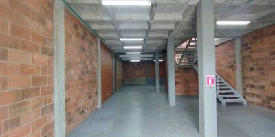 Bodega en arriendo, con 287 metros cuadrados, energía trifásica, altura de 3.45. Esta bodega tiene todo lo que buscas para tu empresa; te animas a conocerla. En Umbral tenemos siempre una opción para ti.