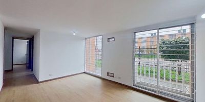 Apartamento en venta Conjunto El Futuro 2 de 63m², con vista interior, ubicado en un 1er piso, acceso por escaleras. Consta de 3 habitaciones, 2 baños, sala comedor, cocina integral y zona de lavandería. Tiene piso laminado en habitaciones y zona social y cerámico en baños y cocina. El conjunto cuenta con salón social, parque infantil, zonas verdes, minimarket y vigilancia privada las 24 horas. Cerca a centro comercial Mi Plaza y Parque Campestre; cerca de almacenes de cadena Olímpica y Ara; cerca a colegio Rafael Núñez y Escuela Normal superior María Auxiliadora; cerca a Universidad de Cundinamarca; Vías de acceso por la Carrera 18 y Calle 7 Soacha.  33494450214
