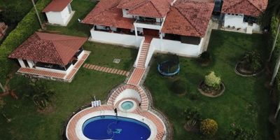En el hermoso sector de cerritos, se encuentra esta maravillosa casa en venta, ideal para aquellas familias que buscan un hogar espacioso y con todas las comodidades. Con un área total de 3200 metros cuadrados, esta propiedad cuenta con una amplia área de terreno donde podrás disfrutar de un hermoso jardín y una piscina y jacussi para pasar momentos inolvidables con tus seres queridos.

La casa tiene un área construida de 750.0 metros cuadrados y una distribución inteligente que te permite aprovechar al máximo cada rincón. En su interior, cuenta con 4 cómodas alcobas, cada una con su baño privado, perfectas para brindar privacidad a todos los miembros de la familia.

Además, cuenta con un total de 4 baños, incluyendo uno auxiliar y uno en la habitación principal, lo que garantiza la comodidad y conveniencia en todo momento. Cuenta con una casa auxiliar  con dos habitaciones y un baño, con su cocina y sala comedor independiente.  En la cocina, encontrarás una moderna barra estilo americano que conecta con la sala y el comedor, creando un espacio integrado y perfecto para compartir y disfrutar de deliciosas comidas en familia.

. Y para esos momentos de relajación, podrás disfrutar del jacuzzi al lado de la piscina

Pero eso no es todo, pues en su exterior, esta casa ofrece una serie de comodidades que te encantarán. Encontrarás una barbacoa o parrilla para reunirte con tus amigos y familiares y preparar deliciosos asados esto dentro de un  con su baño  para tener un espacio de ocio y un patio para que los más pequeños de la casa jueguen libremente.

Además, podrás disfrutar de una hermosa terraza, donde podrás disfrutar de un desayuno al aire libre o simplemente disfruta de una cautivadora vista y un hermoso atardecer. Y para tu seguridad y tranquilidad, la urbanización cuenta con vigilancia y portería las 24 horas del día, así como zonas verdes para que puedas disfrutar de la naturaleza sin salir de casa.

En resumen, esta casa lo ti