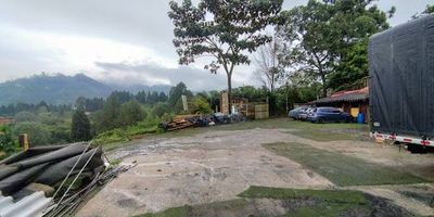 Este lote de 2,000 m se encuentra en el barrio La Corrala, en el municipio de Caldas, Antioquia, una zona con ambiente campestre y excelente proyección para desarrollos comerciales. Su entorno natural y tranquilo lo hace ideal para proyectos como pesebreras, fondas, restaurantes campestres u otros negocios afines, aprovechando la cercanía a rutas de transporte público y la conexión con sectores rurales y urbanos. Es una oportunidad atractiva para quienes buscan establecer un negocio en un espacio amplio y con gran potencial.