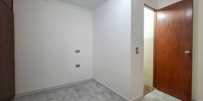 Este inmueble de 16 m cuenta con un baño privado y se encuentra ubicado en Itagüí, Antioquia, en una zona con excelente conectividad y acceso a servicios. Su ubicación estratégica lo hace ideal para oficinas, tiendas naturistas, papelerías y otros negocios, brindando visibilidad y facilidad de acceso en un entorno comercial dinámico.