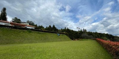 Venta de hermoso lote plano Guarne vereda Montañez, 2000 m2 aproximadamente, excelente vista, parcelación nueva, administración económica, portería permanente. son 33 lotes ya hay 17 casas construidas.
