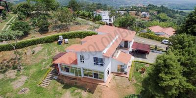 VENDO CASA CAMPESTRE en Jamundí, Colombia, en parcelación Miravalle, con un área construida de 370 M2 en 2 niveles en un lote de 3.240 M2 en medio de la naturaleza con amplias áreas y hermosos paisajes en un terreno sinuoso con 4 habitaciones, 5 baños, cocina integral tipo americano, estudio, Star de televisión, alcoba de servicio, patio y tres terrazas para disfrutar de los paisajes en todas las direcciones, el condominio campestre cuenta con capilla, canchas deportivas