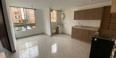 Este apartamento tiene 42 metros cuadrados; se encuentra ubicado en el sector San Antonio de Prado, Medellín (Ant), cerca de UVA "El Paraíso
Cuenta con dos habitaciones, dos closets, un baño, sala comedor cocina semi-integral, ventanal y zona de ropas.
La unidad cuenta con portería permanente, juegos infantiles, placa polideportiva, zonas verdes y piscina.
Observaciones: Actualmente se encuentra rentado con nosotros en $919.700
¡No dejes pasar esta oportunidad única! ¡Contáctanos al 3012021300 para programar una visita y descubre más sobre esta increíble propiedad!