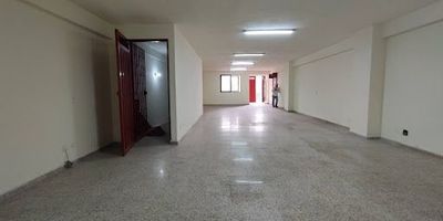 Bodega ubicada en tercer piso, dispone de 3 baños, piso en baldosa para alto trafico, energía trifásica, 1 malacate de carga, tiene una puerta en la fachada por la cual se puede subir carga desde la calle, esta cerca de transporte público, cerca del centro comercial Florida, zona industrial, comercial, de la terminal de norte y la estación del Metro Caribe. El valor del canon es más IVA