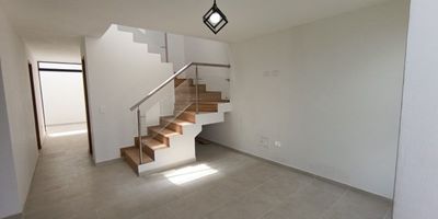 Codigo 27565. ? Casa en arriendo ubicada en La Ceja sector Viva La Ceja? Características del Inmueble:• 3 Habitaciones (cada una con baño privado, 2 con vestier)• 4 Baños en total (incluido baño social)• Sala y comedor con excelente iluminación• Cocina integral abierta (cubierta a gas y campana)• Zona de ropas• Patio y jardín• Biblioteca o estudio• Cuarto útil• Parqueadero sencillo• Red de gas• Área total: 130 m²• Propiedad nueva? Descripción:Esta casa de dos niveles ubicada en el sector Santa María del Tambo, combina modernidad con funcionalidad. Con acabados en Quarztone y espacios amplios, ofrece todo lo necesario para una vida cómoda y tranquila, ideal para familias que buscan un entorno acogedor cerca de todo.? Entorno y Ubicación:• A solo 10 minutos del parque principal de La Ceja• Cerca de la Circunvalar Sur, concesionario Renault y Centro Comercial Viva• Excelentes vías de acceso y opciones de transporte público? Zonas Comunes:• Zonas verdes• Zona de mascotas• Parqueadero de visitantes? Nota:Canon mensual: $3.000.000