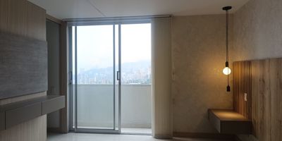 Apartamento en arriendo en unidad cerrada ubicada en un sector con fácil acceso desde la avenida principal, cerca a centros comerciales, supermercados, restaurantes y servicios complementarios del sector. Cuenta con piso en porcelanato, puerta de seguridad, sala y comedor independiente, estudio, 3 alcobas con baño en la principal, jacuzzi, cocina integral abierta tipo americano, terraza, y parqueaderos lineales cubiertos. . Conjunto cerrado con ascensor y zonas sociales muy completas que incluyen piscina, gimnasio, sala de masajes, coworking, salón social, sauna, parques infantiles, placa deportiva, cancha de squash, zonas verdes, vigilancia y portería 24 horas, citofonia y circuito cerrado de tv. Inmuebles sujetos a verificación de disponibilidad