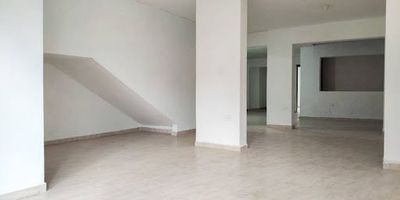 Excelente inmueble en óptimo estado, con espacios abiertos, escalas amplias, red de gas y recientemente restaurado. Ubicado a media cuadra del parque, en un entorno comercial ideal para usos como confecciones, iglesia cristiana, oficinas, spa, consultorios odontológicos, almacenes de cacharrería, entre otros.