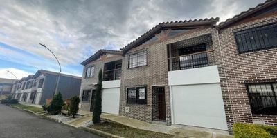 venta de casa de 145 metros en la ceja ,unida abierta ,2 niveles ,distribuidos en primer nivel contamos con garaje cubierto ,salón comedor,cocina integral abierta ,zona de ropas,cubierta ,baño social ,habitación auxiliar #1 con closet y baño ,segundo nivel : encontramos sala de tv con acceso al balcón , habitación principal con vestier y baño salida al balcón ,habitación auxiliar #2 con closet ,baño auxiliar ,casa de construcción nueva , con excelentes acabados y muy buena ubicación,