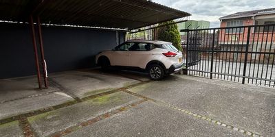 Te presentamos este acogedor apartamento ubicado en una excelente zona residencial:

 Características:

Precio: $270.000.000

Área privada: (Puedes agregarla si la tienes)

3 habitaciones

2 baños

Cocina remodelada

Sala-comedor amplia

Remodelación en 2021 (salón y baños)

Estrato 4

Administración: $140.000

Año de construcción: 1990

 Parqueadero: No está incluido en la escritura, pero se puede adquirir mediante cesión de derechos.

Ubicado en Unidad Moraría, una zona tranquila y con fácil acceso a transporte y servicios.

¿Te interesa conocer más detalles o agendar una visita?
Estoy disponible para ayudarte.