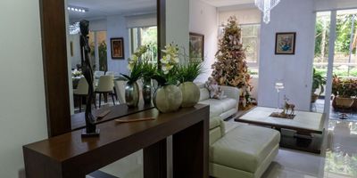 Apartamento en Pance dentro de condominio cerrado con amplias zonas verdes, piscina, jacuzzi, sauna, juegos infantiles, gimnasio, salón social y seguridad 24/7. El apartamento esta en primer piso, tiene terraza parcialmente techada con pergola, tiene jacuzzi con calentador y BBQ. Consta de 3 habitaciones, la habitación principal tiene vestier y baño, las 2 habitaciones auxiliares tienen baño y closet, sala de estar, comedor, cocina tipo americana, zona de lavado, patio de ropa, cuarto y baño de servicio, balcón principal, baño social, sala de televisión, balcón de habitaciones auxiliares, tiene luces LED, angeos en todo el apartamento, 4 parqueaderos y 1 deposito. Incluye las cortinas, los aires acondicionados, las lamparas, los ventiladores de techo que estan en el balcón, los blackout y screen de las habitaciones, circuito cerrado de Tv y alarma de seguridad profesional.