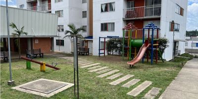 Inmueble No. 922FR0876

Descubre la oportunidad de vivir en un espacio diseñado para tu comodidad y bienestar. Este apartamento en el séptimo piso de la Torre 2 ofrece amplitud, funcionalidad y una excelente distribución con tres habitaciones, la principal con baño privado y closets, además de un baño social, sala comedor y cocina integral.

Ubicado en un conjunto residencial con todas las facilidades para una vida segura y placentera, cuenta con ascensor, vigilancia 24/7, parqueadero privado, zonas verdes, salón social, piscina y espacios de recreación como parque infantil y parqueadero para visitantes.

Con solo dos años de construido, este inmueble combina modernidad y confort, además de contar con citófono, gas domiciliario y calentador a gas. Su valor de administración es de $164.000, asegurando servicios y mantenimiento adecuados.

Adquiérelo por $225.000.000 y haz de este apartamento tu nuevo hogar. Contáctanos para más información y agenda tu visita.
