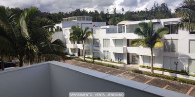 Atos Inmobiliaria vende amplio y acogedor apartamento en el municipio de Jenesano. La propiedad cuenta con tres habitaciones, tres baños, sala-comedor, cocina integral, zona de ropas y una amplia terraza, ideal para disfrutar del aire libre. El conjunto residencial ofrece una completa zona social con campo de golf de 9 hoyos, dos piscinas para adultos y dos para niños, turco, gimnasio, canchas de tenis, baloncesto y voleibol, parques infantiles y zona BBQ. Está ubicado cerca del río, senderos ecológicos, zona comercial e iglesia. Además, cuenta con portería, vigilancia y se vende amoblado. ¡Contáctanos y agenda tu cita hoy mismo!