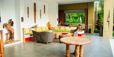 Si buscas un lugar de descanso cerca a Bogota, te vendo está espectacular casa en Mesa de Yeguas a puerta cerrada. En el primer nivel tenemso cuatro habitaciones, cada una con su baño. Baño social, estar de tv, una hermosa y amplia cocina con alacena, sala y comedor. Cuarto de servicio con baño, zona de lavanderái amplia y un gran depósito. La habitación principal queda en un segundo piso con terraza y baño privado y muy amplio. Tiene unos hermosos jardines que rodean la casa. Piscina grande con jacuzzi. Y para quienes no conocen el club, les puedo decir que es un espectáculo su campo de golf, la sede social, el paisajismo, las canchas de tenis, sus lagos, en fin. Admon de zona comunes, vías, servicio de vigilancia. Copropiedad 1.600.000 por ser socio del club, Agua potable, agua de riego, recogida de basuras, alcantarillado. Area terreno 3100.

 
