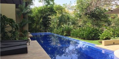 Si buscas un lugar de descanso cerca a Bogota, te vendo está espectacular casa en Mesa de Yeguas a puerta cerrada. Tiene seis alcobas, cada una con su baño, baño social, estar de tv, una hermosa y amplia cocina, sala y comedor. Unos hermosos jardines que rodean la casa. Piscina grande con jacuzzi. Y para quienes no conocen el club, les puedo decir que es un espectáculo su campo de golf, la sede social, el paisajismo, sus lagos. Terreno de 3100m.

 
