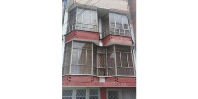 Venta de inmueble en la localidad de Engativá – Barrio Santa Teresita
? Calle 70 Bis #119, Bogotá D.C.
? Valor de venta: $350.000.000

Se ofrece en venta propiedad ubicada en el tradicional barrio Santa Teresita, localidad de Engativá. El inmueble cuenta con un área registrada en escritura de 55 m² y un área construida estimada de 166 m², distribuida en tres niveles, con dos accesos completamente independientes.

Distribución del inmueble:

? Apartaestudio independiente (26 m² aprox.):


 
 Sala-comedor
 
 
 Cocina
 
 
 Zona de lavandería
 
 
 Una habitación
 
 
 Un baño
 


? Casa principal:


 
 Primer nivel: Garaje cubierto con acceso a la vivienda
 
 
 Segundo nivel: Sala-comedor, cocina, dos habitaciones y un baño
 
 
 Tercer nivel: Dos habitaciones adicionales, un baño y zona de lavandería amplia, con posibilidad de adecuación para una habitación adicional
 


La propiedad representa una excelente oportunidad tanto para vivienda familiar como para inversión, gracias a la posibilidad de arrendamiento del apartaestudio de forma independiente.

? Para mayor información: 310 294 2129
